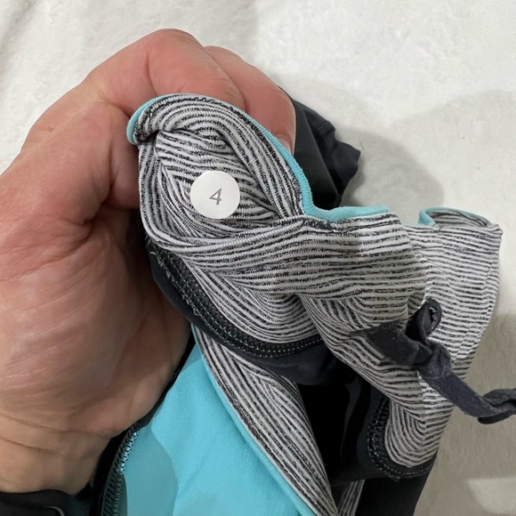 Gray Lululemon cropped leggings - Size 4 - Picture 4 of 4